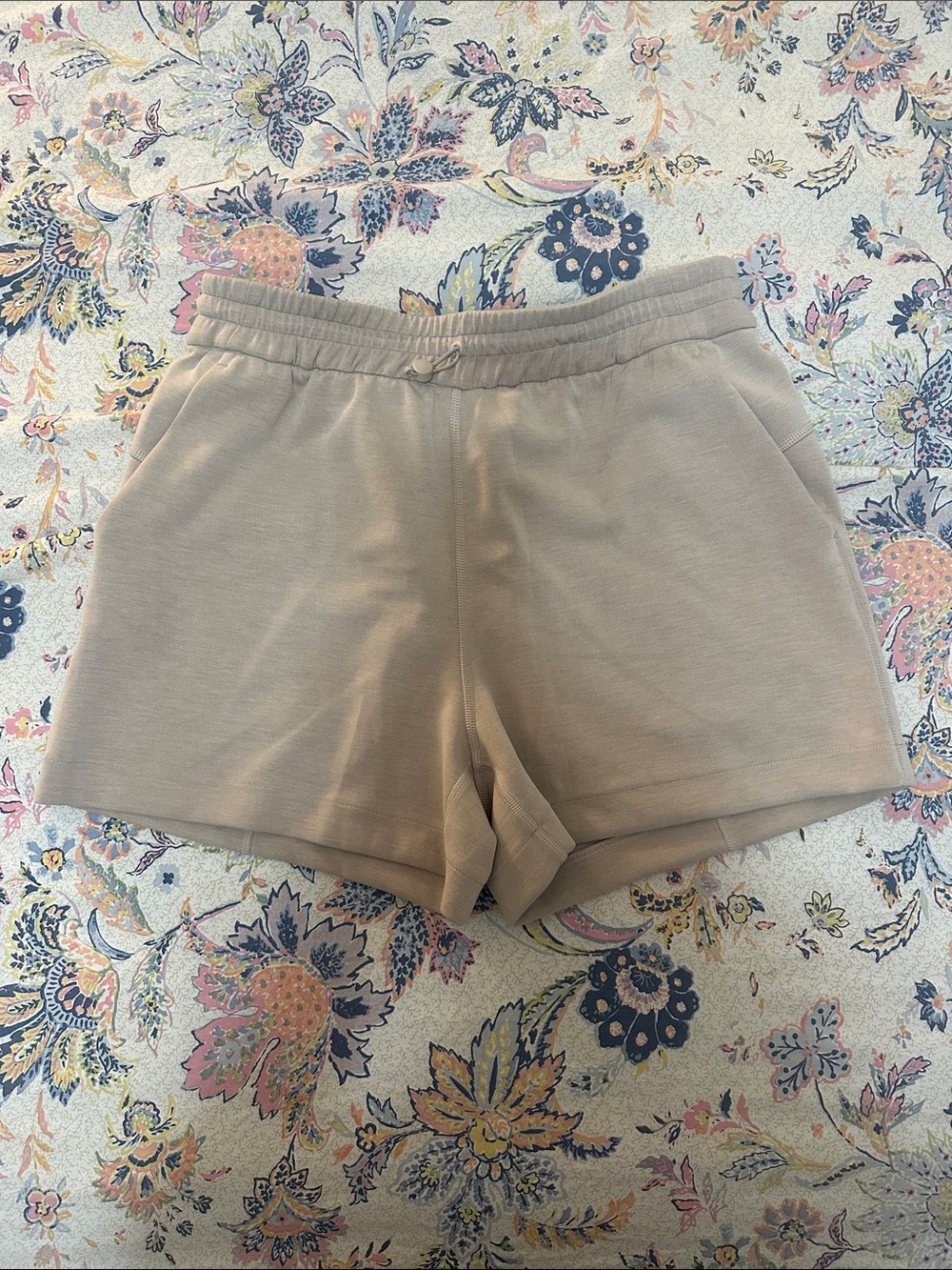 Lululemon river stone sofstreme short